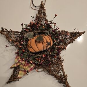 0039-Rustic Star-Shaped Holiday Wreath with Pumpkin Accent